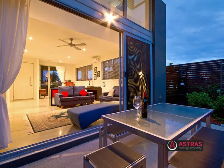 4 Lakefront Crescent, Varsity Lakes QLD 4227