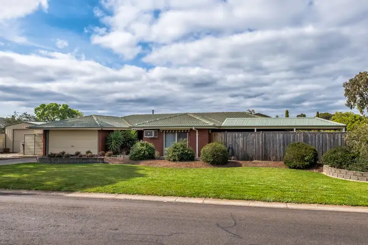 25 Chelmsford Way, Melton West VIC 3337