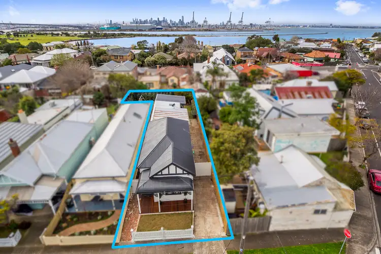 2 Oakbank Street, Newport VIC 3015