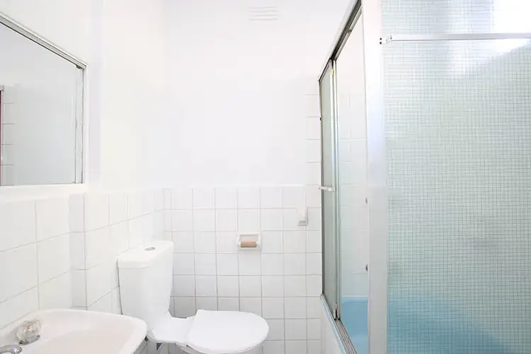 Third view of Homely apartment listing, 6/6 Beach Avenue, Elwood VIC 3184