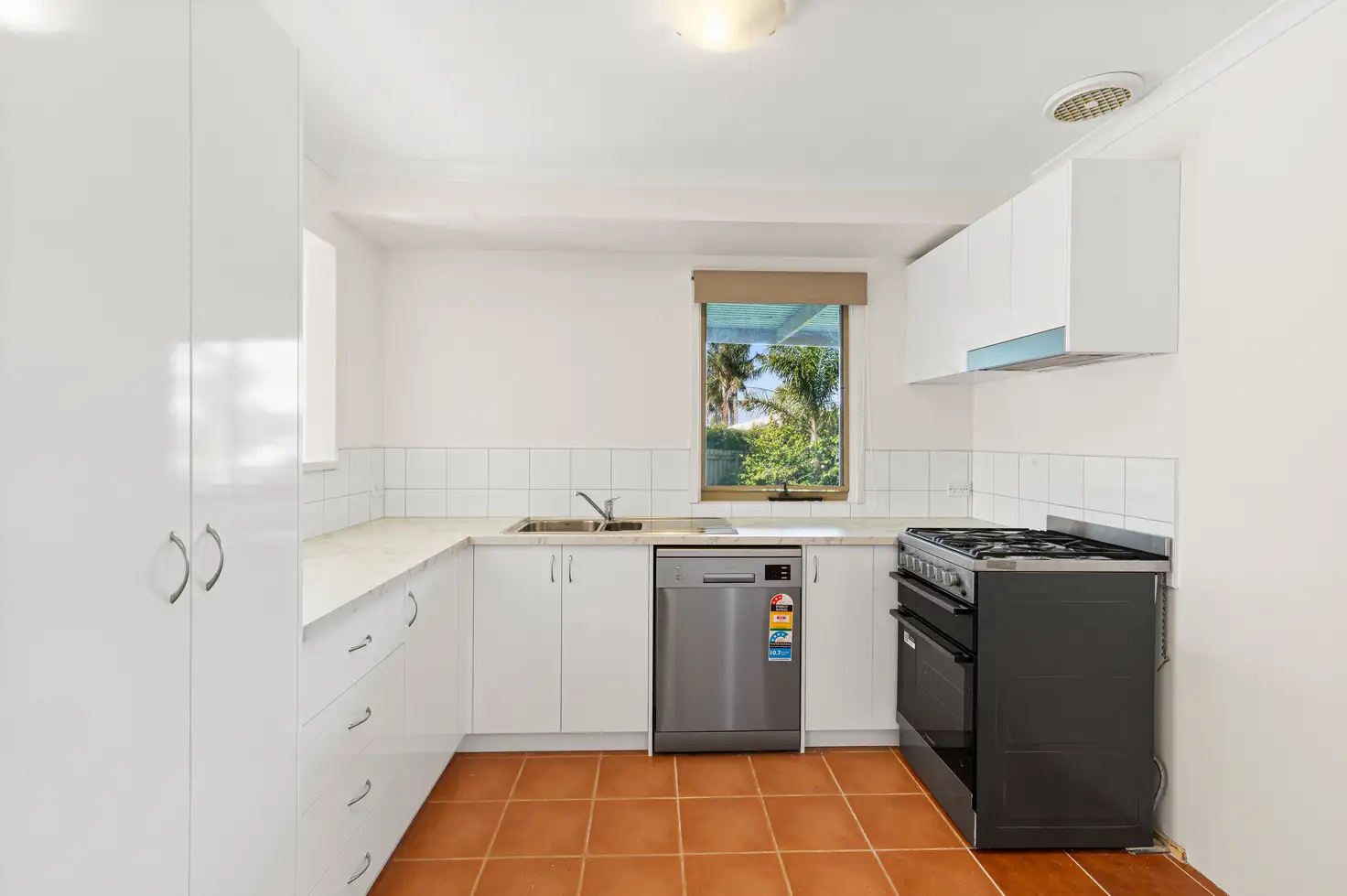Main view of Homely unit listing, 11/2-18 Bourke Road, Oakleigh South VIC 3167