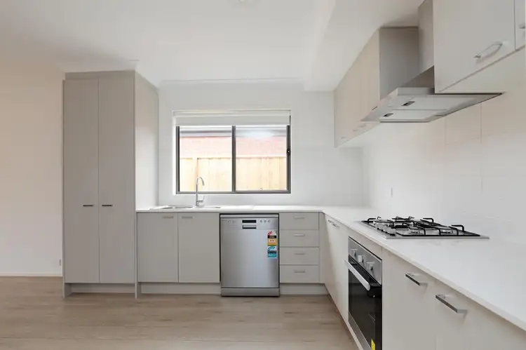 16 Castle Road, Thornhill Park VIC 3335