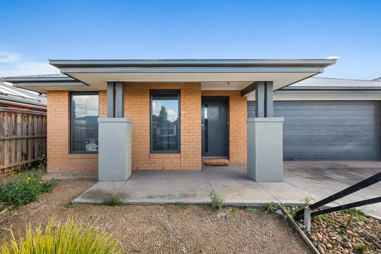 16 Castle Road, Thornhill Park VIC 3335