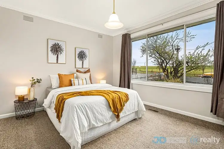 Fifth view of Homely house listing, 8 Roslyn Street, Strathmore VIC 3041
