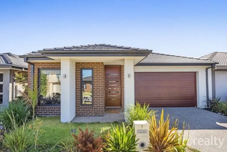 7 Whispering Way, Clyde North VIC 3978
