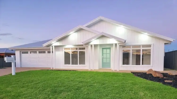 16 Charles Place, West Wyalong NSW 2671