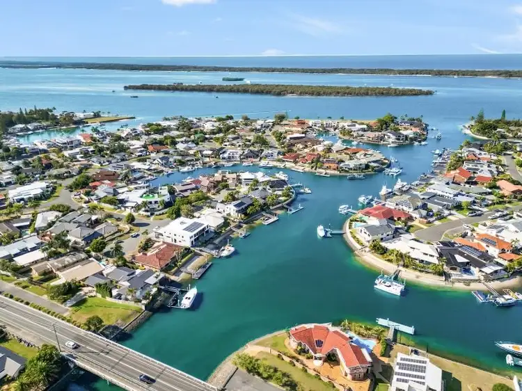 14 Wau Avenue, Runaway Bay QLD 4216