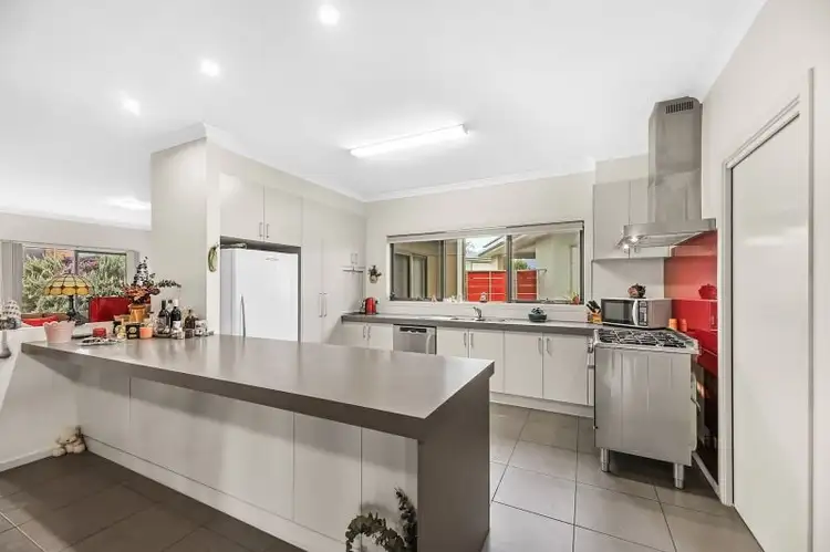 15 Burrows Way, Leongatha VIC 3953