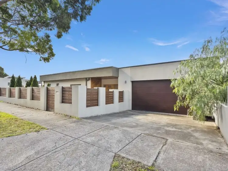 6 Dinron Close, Sunshine North VIC 3020