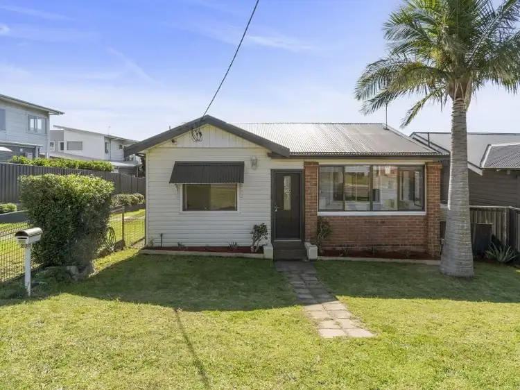 230 Flagstaff Road, Lake Heights NSW 2502