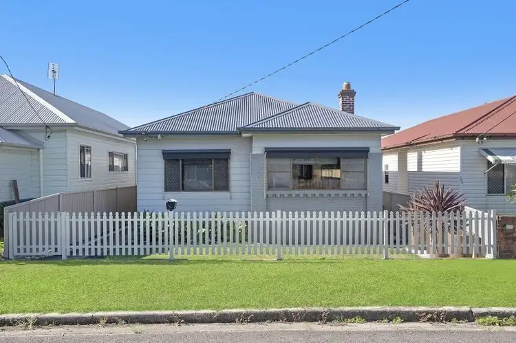 126 Roxburgh Street, Stockton NSW 2295