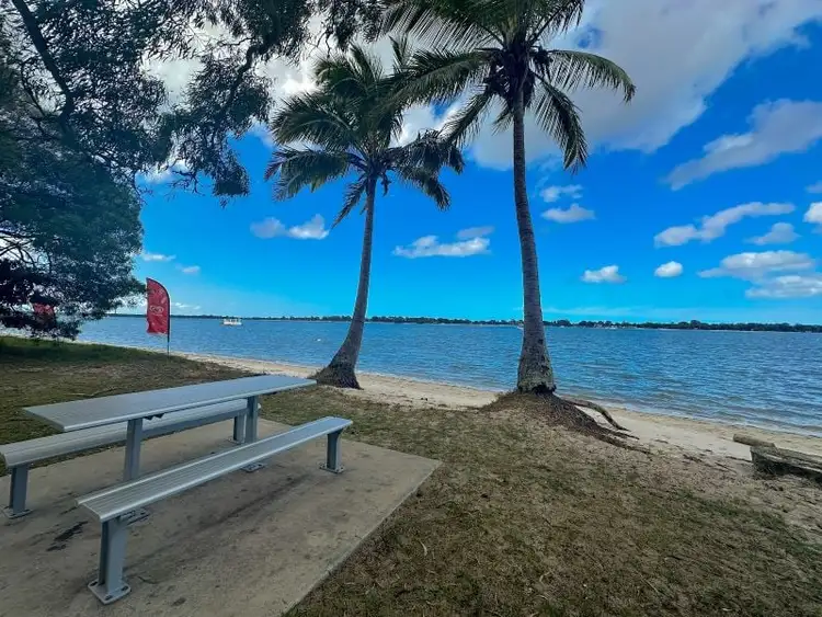 8 Spinnaker Drive, Sandstone Point QLD 4511