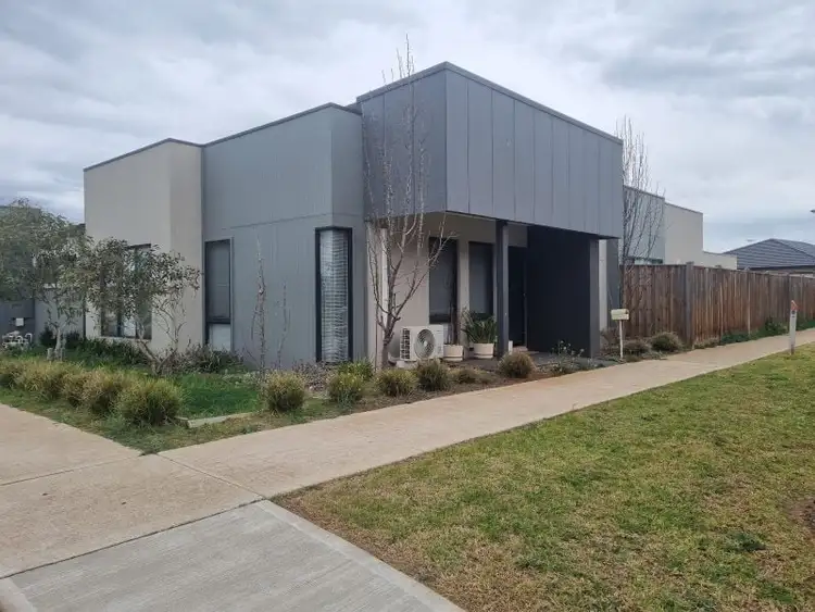 24 Donnington Walk, Thornhill Park VIC 3335