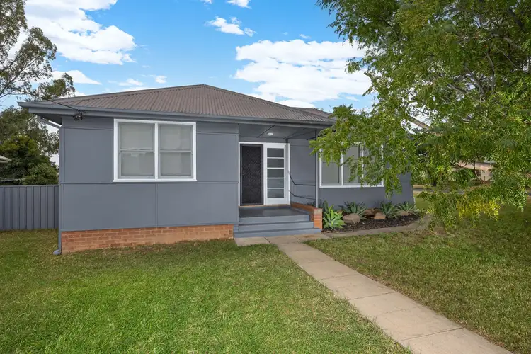 27 McKell Avenue, Mount Austin NSW 2650