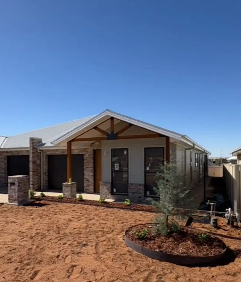 Main view of Homely villa listing, 2/7 Burt Street, Gobbagombalin NSW 2650