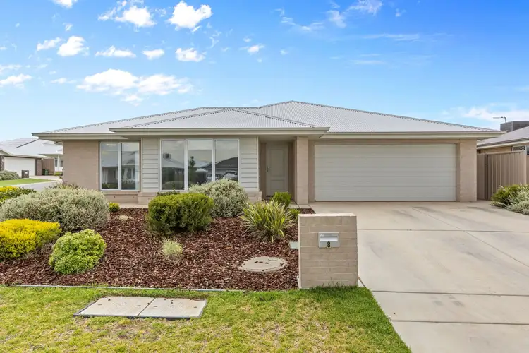 8 Billabong Crescent, Gobbagombalin NSW 2650