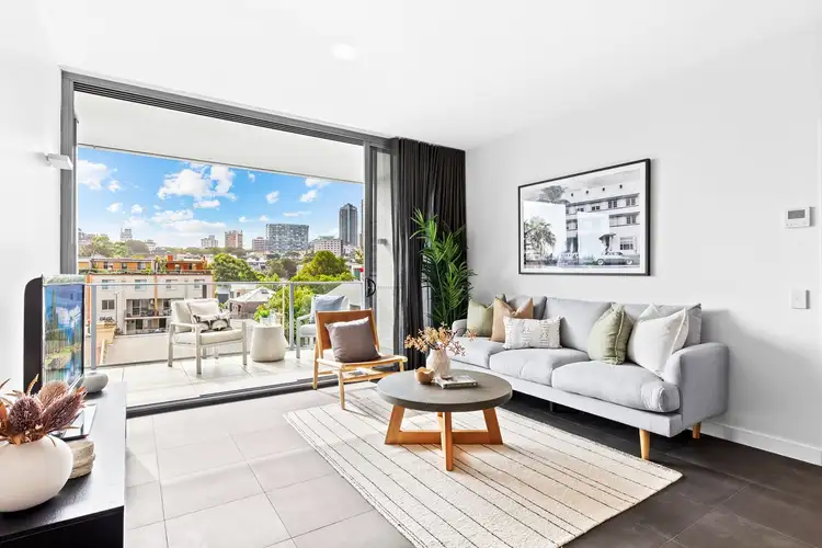 32/68 Sir John Young Crescent