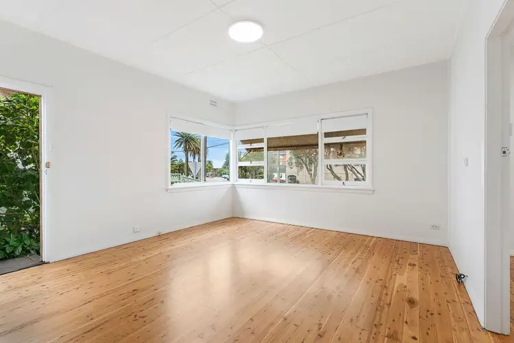 11 Bayview Av