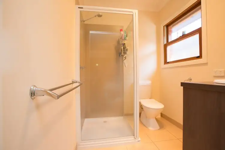 Fifth view of Homely house listing, 8 Oliver Court, Horsham VIC 3400