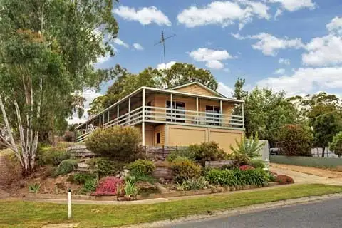 8 ANDREWS AVENUE (WATERFORD PARK), Wandong VIC 3758