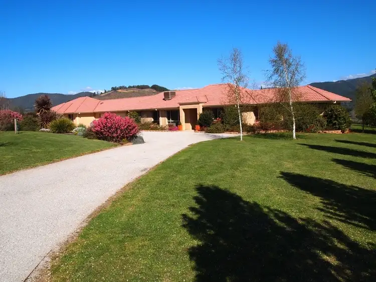 102 McConnells Lane, Porepunkah VIC 3740