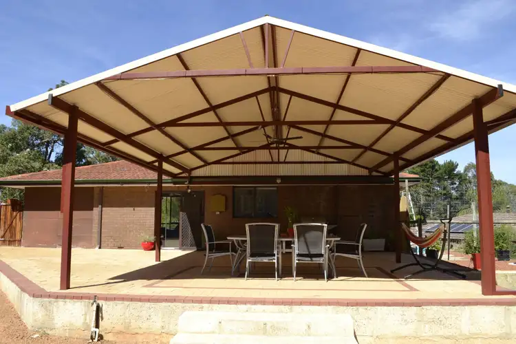 11 Council Road, Mundaring WA 6073