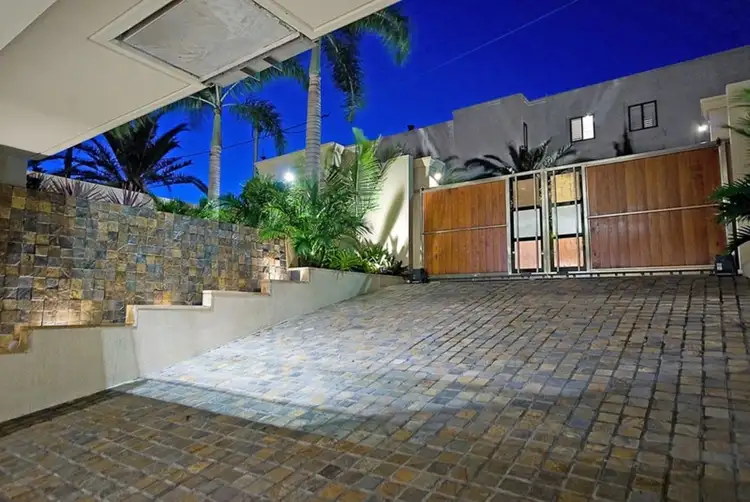 Third view of Homely villa listing, 2/28 Lennie Avenue, Main Beach QLD 4217