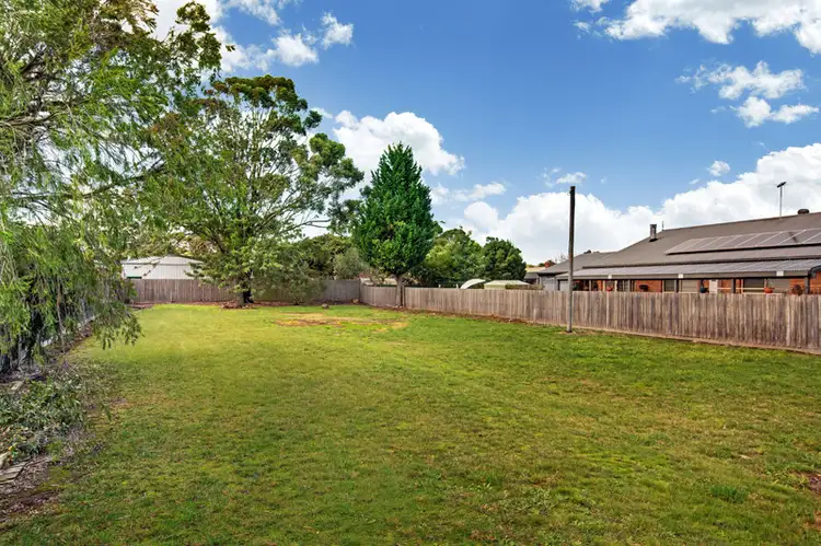 8 RAGLAN STREET, Wallan VIC 3756