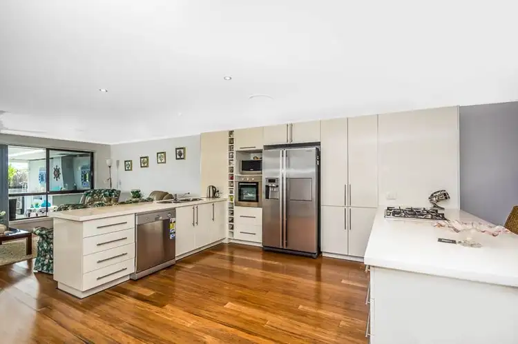 2/33 KANGAROO, Coombabah QLD 4216