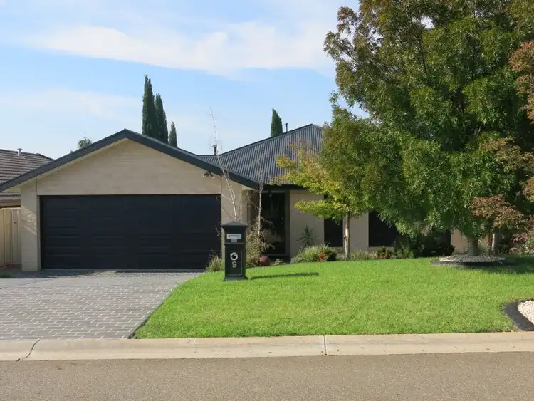 9 Auderdale Close, Bourkelands NSW 2650