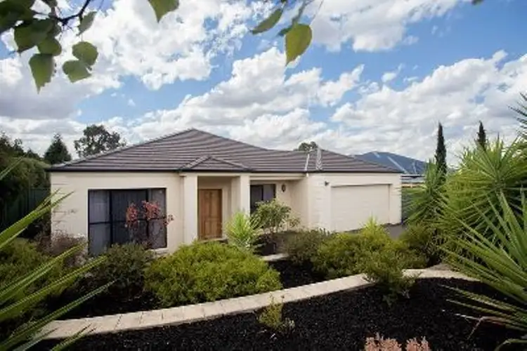 17 Ellesmere Tce, Strathdale VIC 3550
