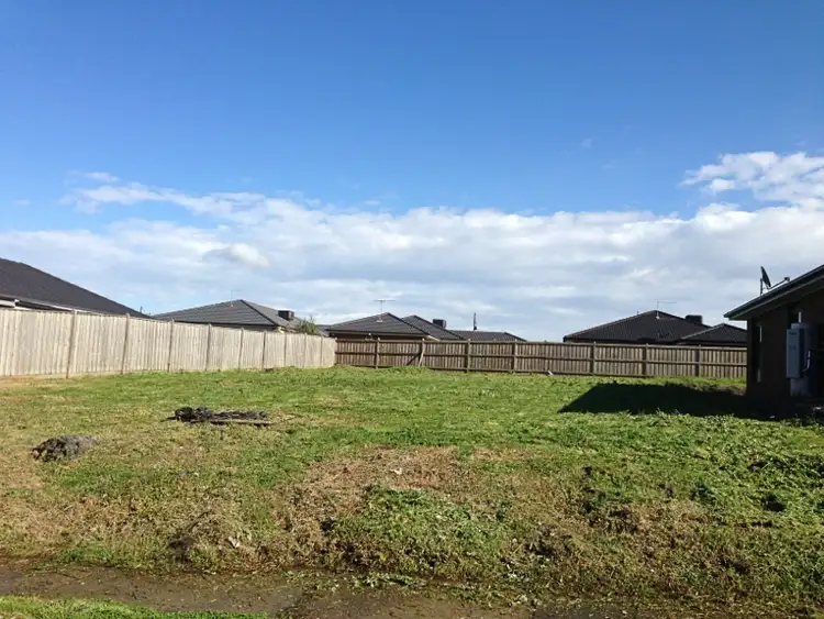32 Olivebank Crescent, Cranbourne North VIC 3977