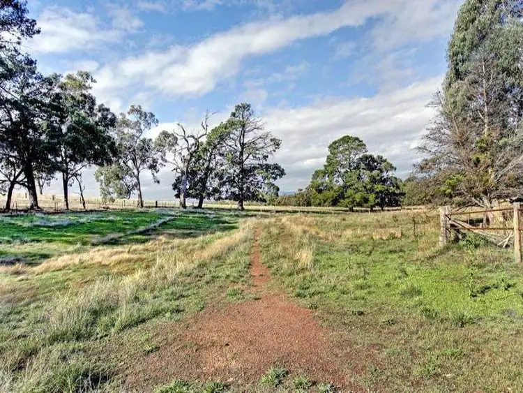 15 Three Chain Road Moranding, Kilmore VIC 3764