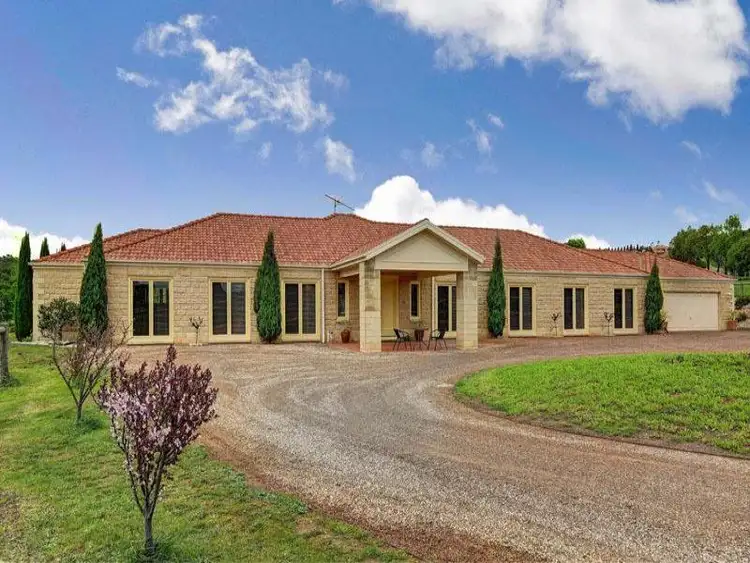 860 VALLEY DRIVE, Hidden Valley VIC 3756