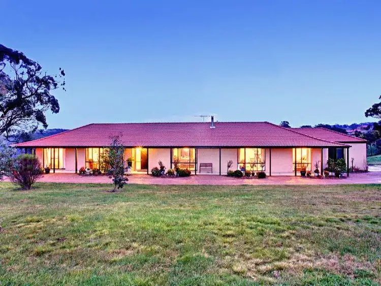 8 MOUNTAIN ASH CRT, Hidden Valley VIC 3756