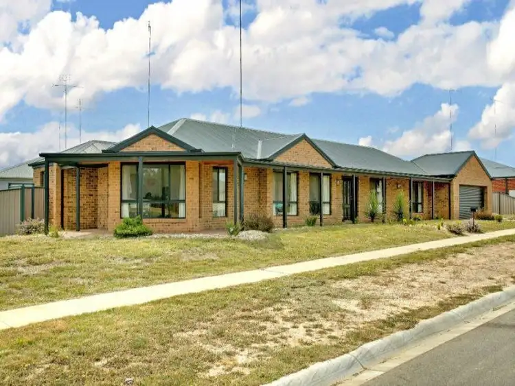 52 DONALDSON DRIVE, Broadford VIC 3658