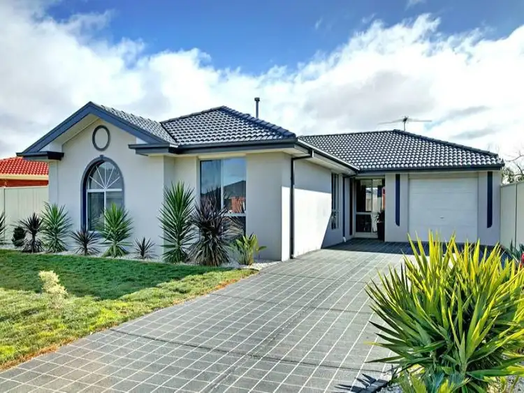 18 ALMOND AVENUE, Wallan VIC 3756