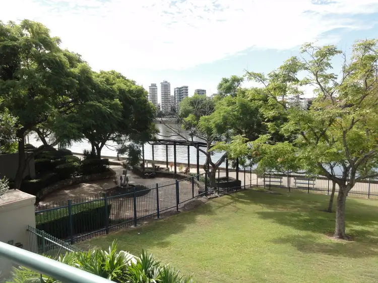 11/10 Goodwin St, Kangaroo Point QLD 4169