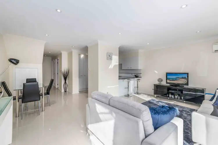2/24 Churchill Cct, Hamilton South NSW 2303