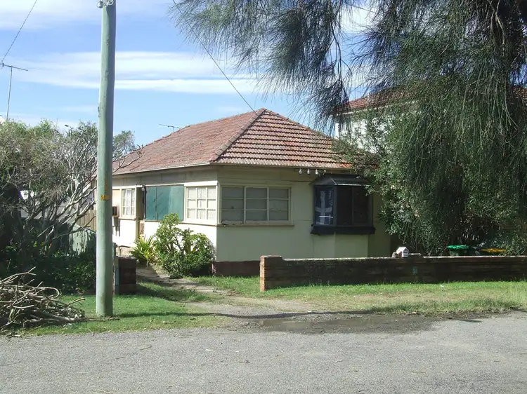 12 Park Parade, Blacksmiths NSW 2281