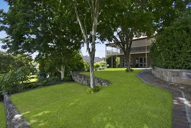 4 Whiteley Close, Brookfield QLD 4069