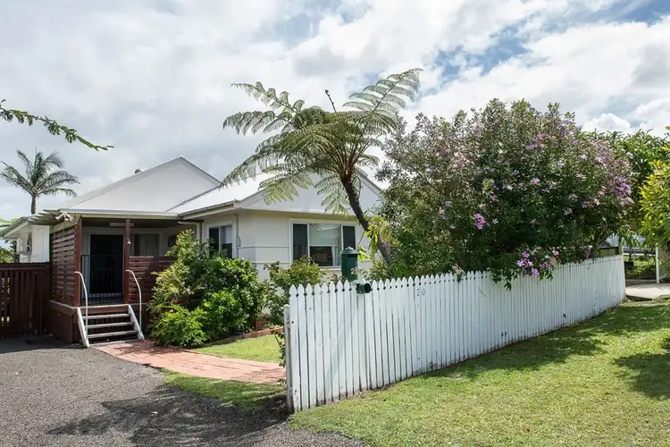 20 First Ave, Labrador QLD 4215