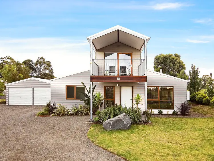 18 Falcon Grove, Metung VIC 3904