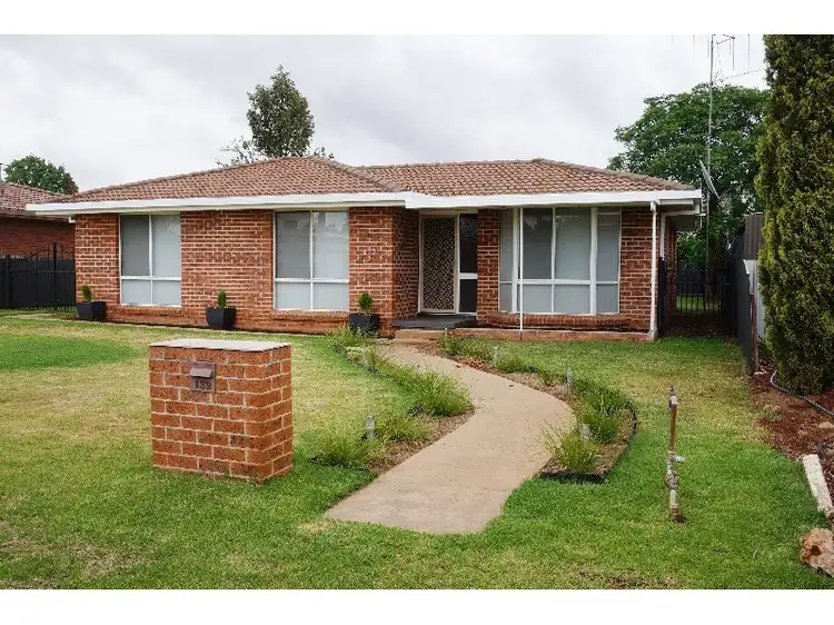 132 Moss Ave, Narromine NSW 2821