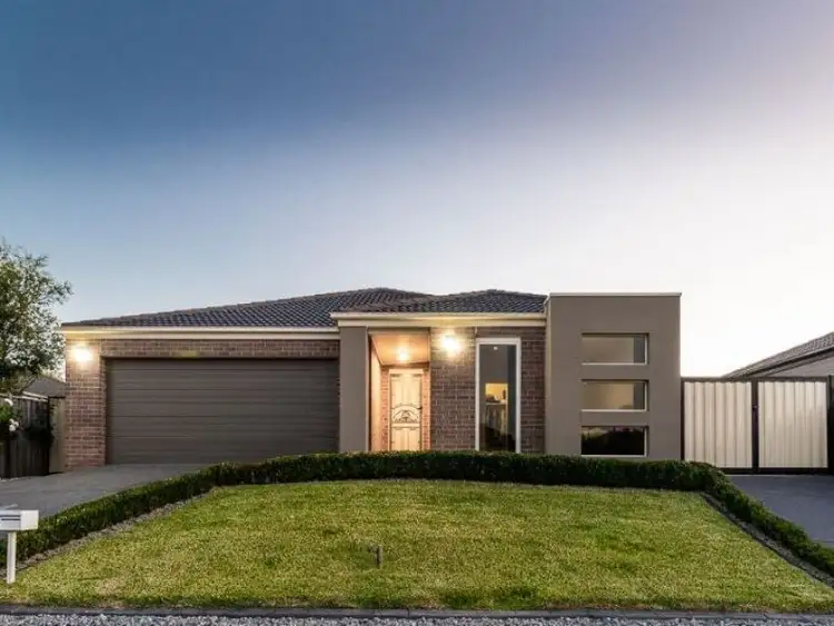 33 Westmoreland Avenue, Cranbourne North VIC 3977