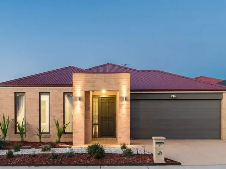 7 Dellinea Street, Cranbourne North VIC 3977
