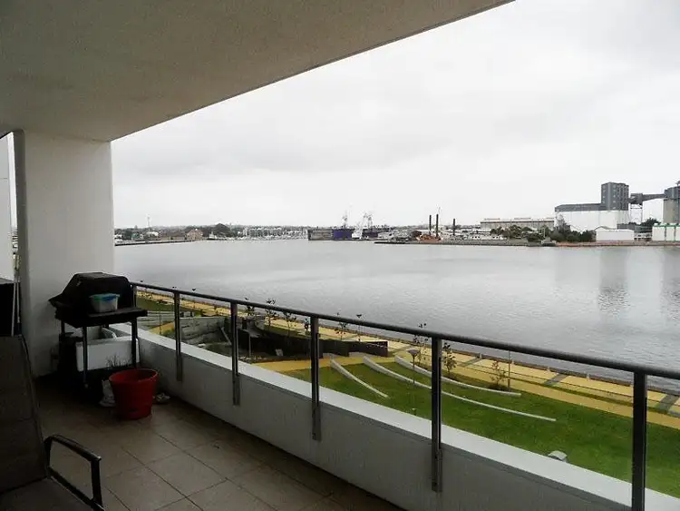 302/15 Honeysuckle Drive, Newcastle NSW 2300