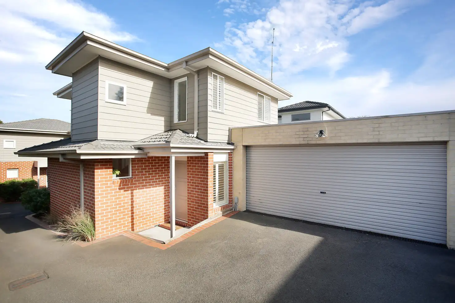 Main view of Homely unit listing, 2/5 Golf Avenue, Rosanna VIC 3084