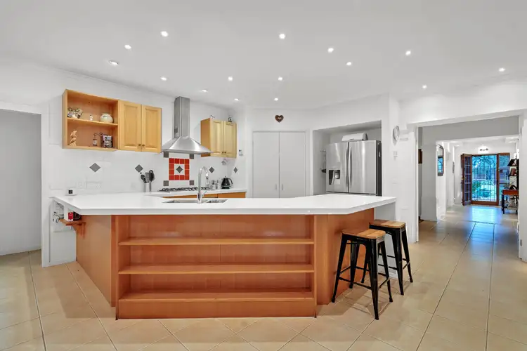 16 Champagne Grove, Narre Warren South VIC 3805