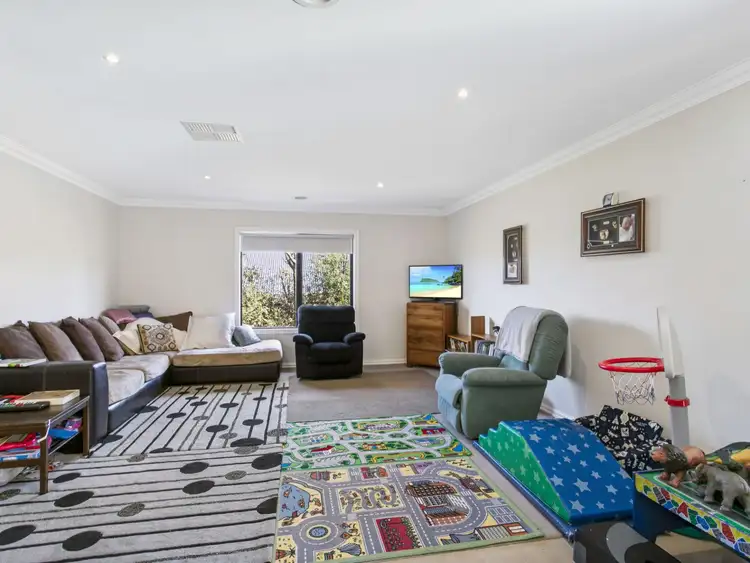 Fifth view of Homely house listing, 6 Kensington Square, Drouin VIC 3818